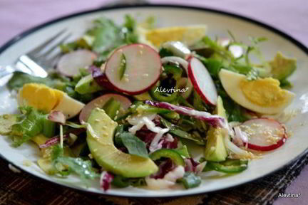 Салат с кунжутной-чесночной заправкой