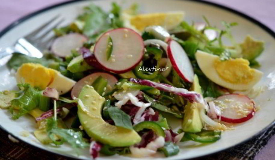 Рецепт салата с кунжутной-чесночной заправкой