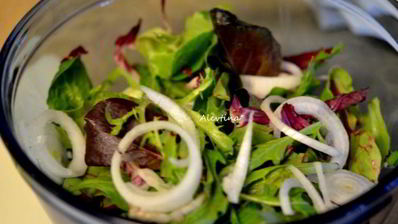 салат с кунжутной-чесночной заправкой