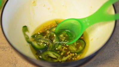 салат с кунжутной-чесночной заправкой