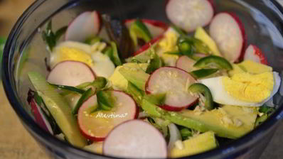 салат с кунжутной-чесночной заправкой