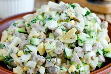 Салат с курицей, грибами и огурцами