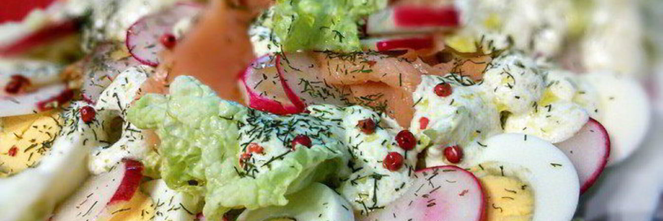 Салат с редисом и слабосоленым лососем