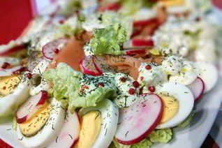 Салат с редисом и слабосоленым лососем