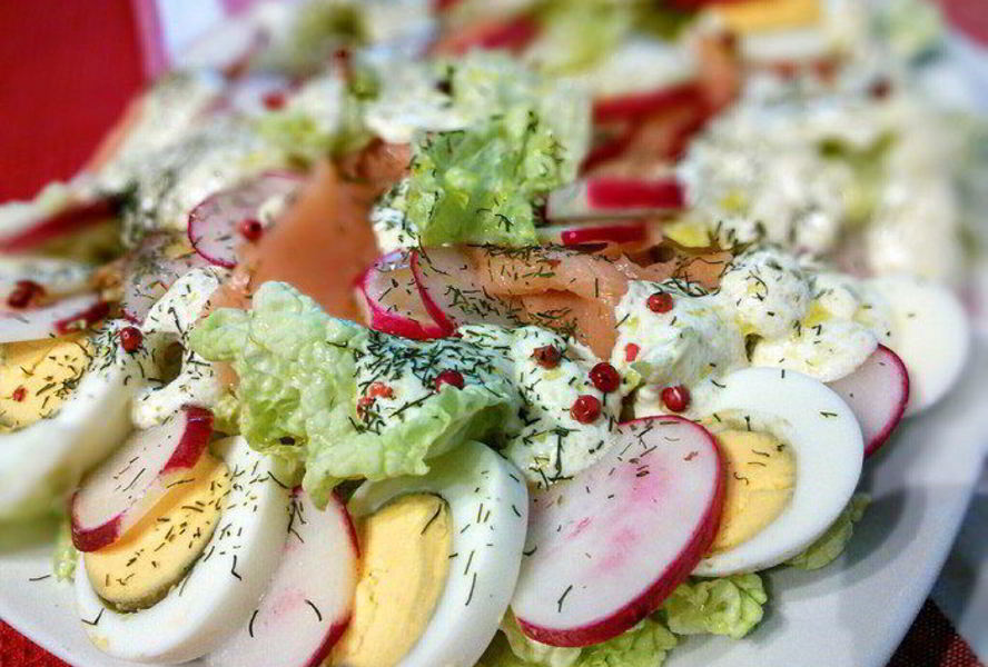 Салат с редисом и слабосоленым лососем