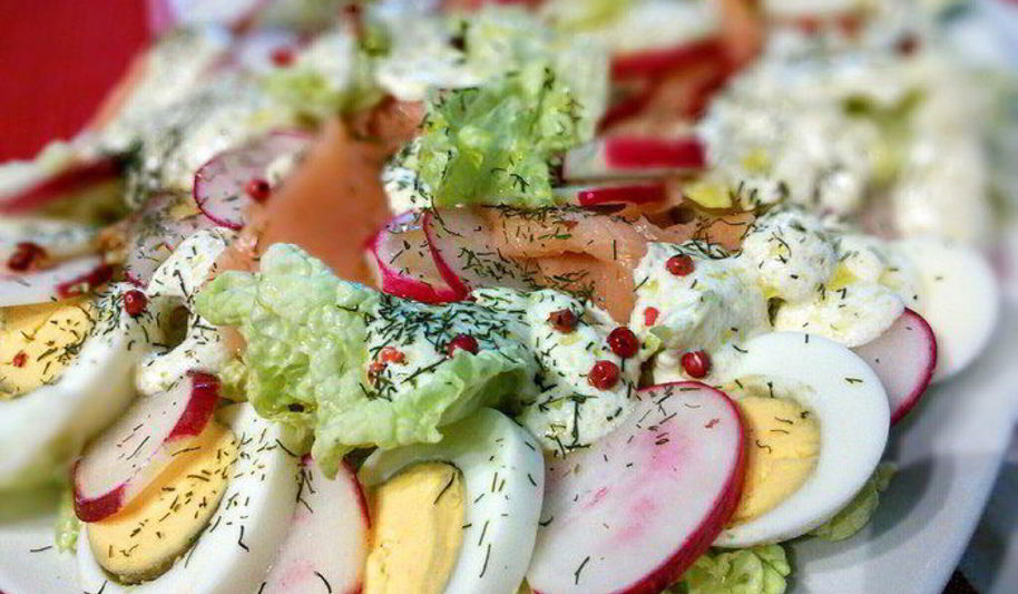 Рецепт салата с редисом и слабосоленым лососем