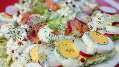 салат с редисом и слабосоленым лососем