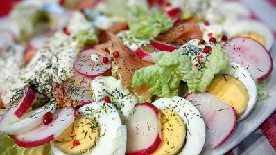 салат с редисом и слабосоленым лососем