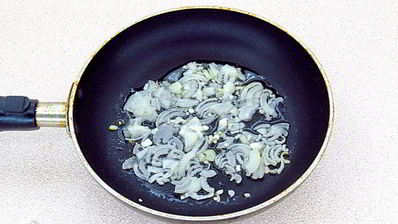 салат с рыбными консервами и кукурузой