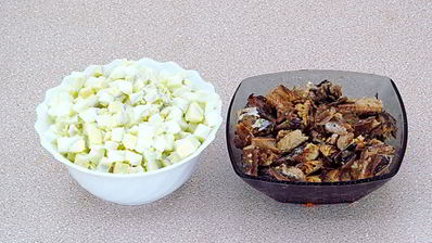 салат с рыбными консервами и кукурузой