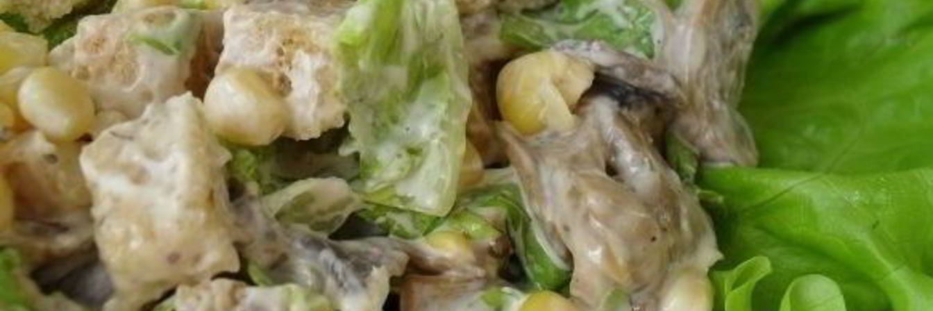 Салат с сухариками и кукурузой