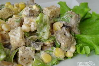Салат с сухариками и кукурузой