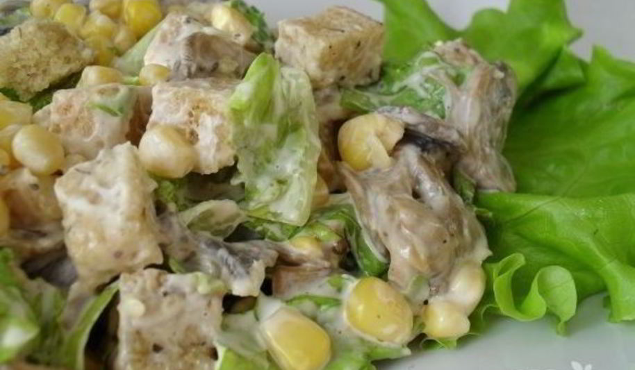 Рецепт салата с сухариками и кукурузой