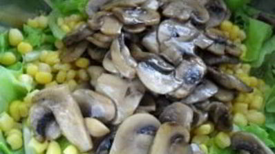 салат с сухариками и кукурузой