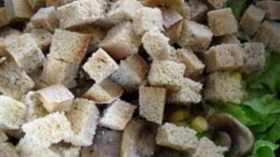 салат с сухариками и кукурузой