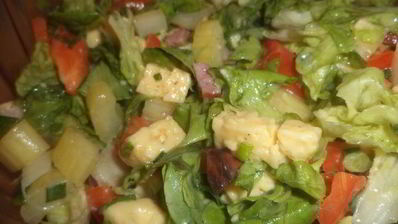 салат с сыром, копченой ветчиной и домашним майонезом