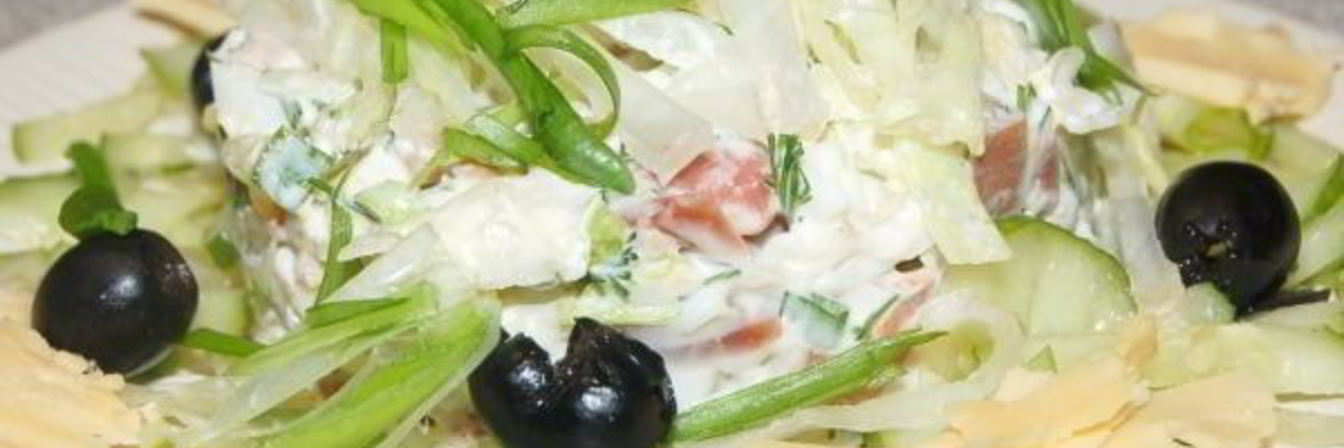 Салат с ветчиной, свежим огурцом и листовым салатом