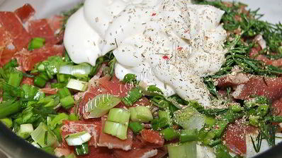 салат с ветчиной, свежим огурцом и листовым салатом