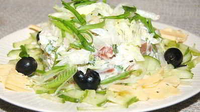 салат с ветчиной, свежим огурцом и листовым салатом