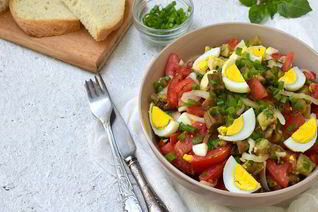 Салат с жареными баклажанами и яйцом