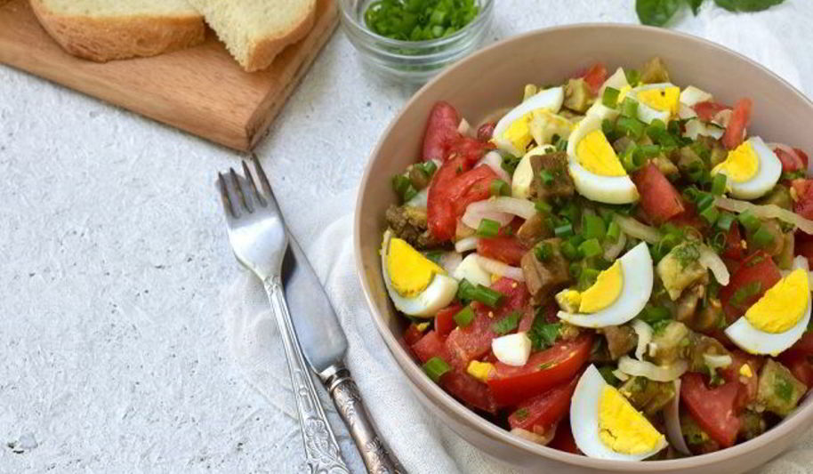 Рецепт салата с жареными баклажанами и яйцом