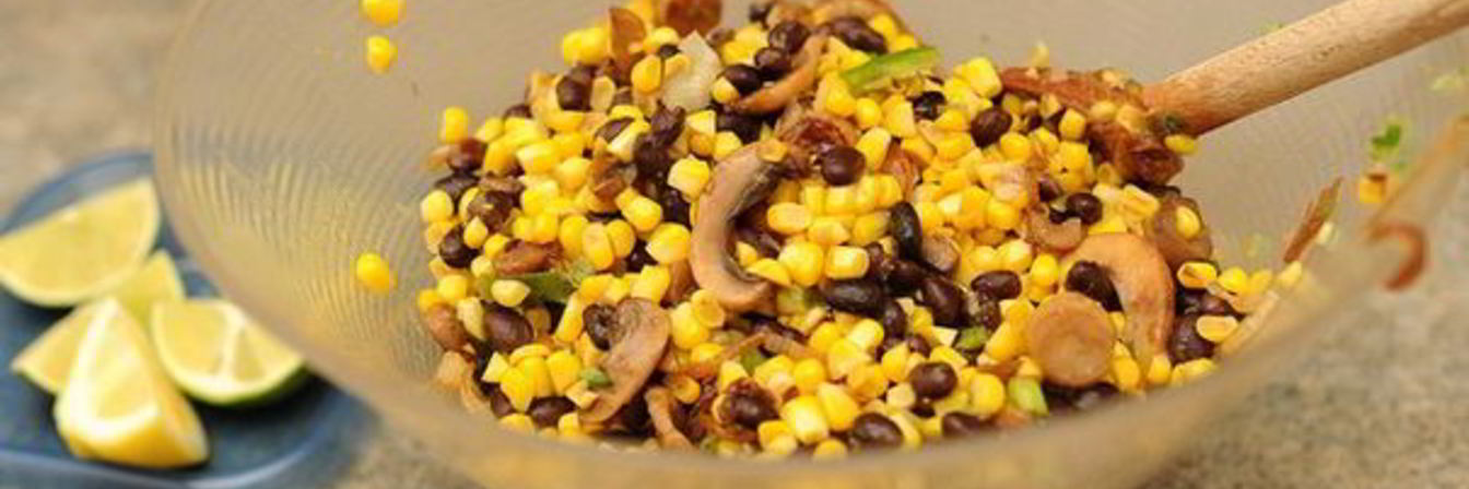 Салат с жареными грибами и кукурузой