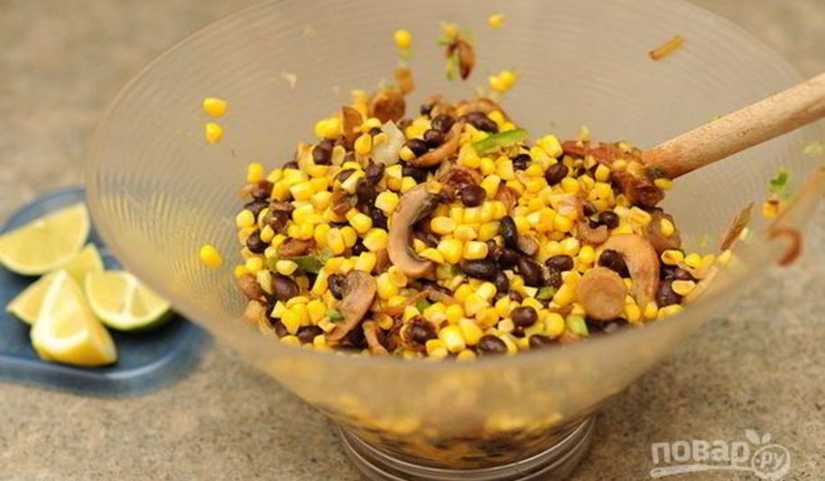 Рецепт салата с жареными грибами и кукурузой