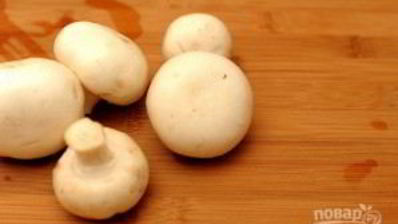 салат с жареными грибами и кукурузой