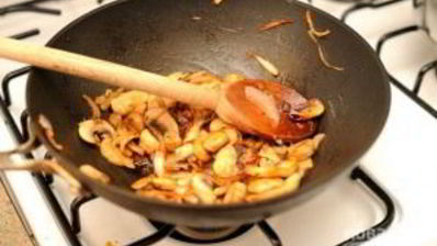 салат с жареными грибами и кукурузой