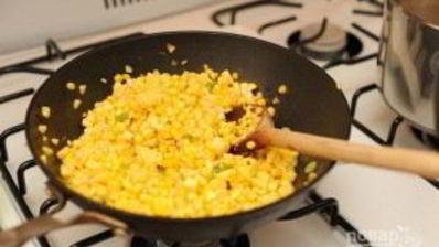 салат с жареными грибами и кукурузой