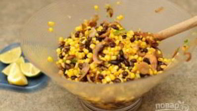 салат с жареными грибами и кукурузой