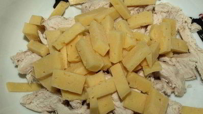 салат шанхай c курицей, сыром и маринованными опятами