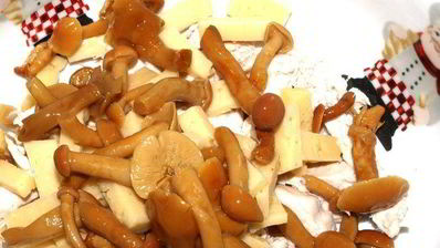 салат шанхай c курицей, сыром и маринованными опятами