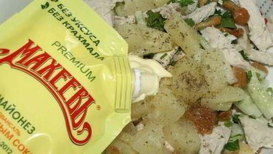 салат шанхай c курицей, сыром и маринованными опятами