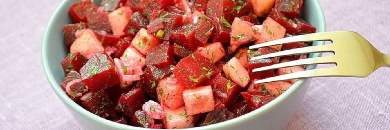 Салат со свеклой и зеленым яблоком