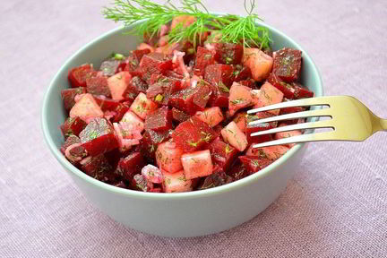 Салат со свеклой и зеленым яблоком