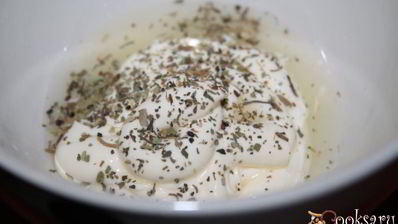 хрустящий салат с индейкой и сухариками лжецезарь