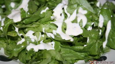 хрустящий салат с индейкой и сухариками лжецезарь