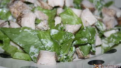 хрустящий салат с индейкой и сухариками лжецезарь