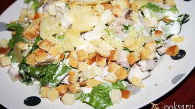 хрустящий салат с индейкой и сухариками лжецезарь