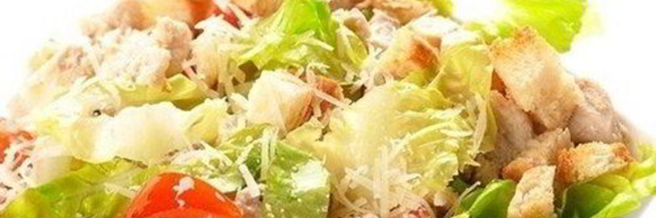 Классический салат Цезарь с курицей и сыром пармезан