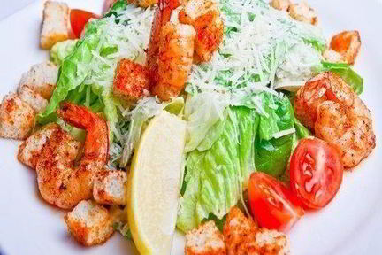 Королевский Цезарь с обжаренными креветками