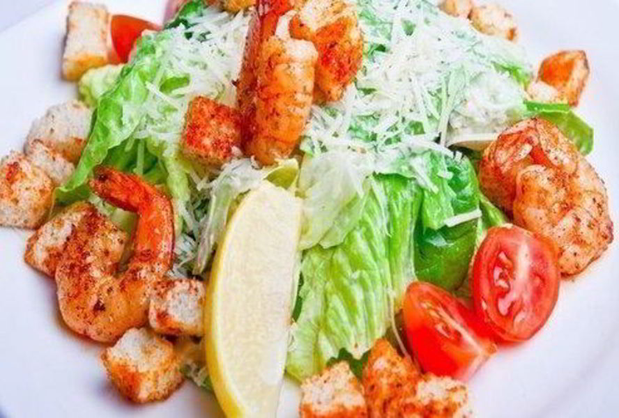 Королевский Цезарь с обжаренными креветками