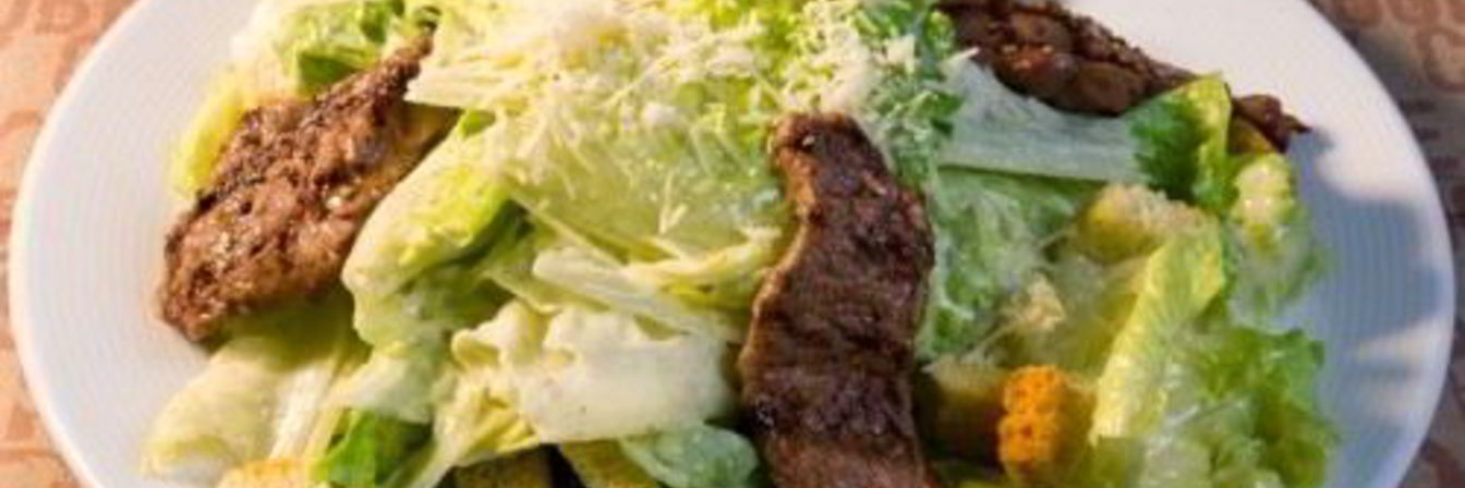 Салат Цезарь по-американски с маслинами и огурцами