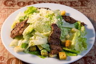 Салат Цезарь по-американски с маслинами и огурцами