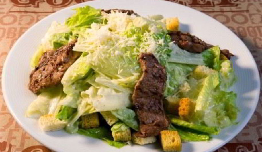 Рецепт салата цезарь по-американски с маслинами и огурцами