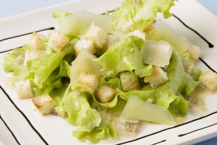 Салат Цезарь с анчоусами