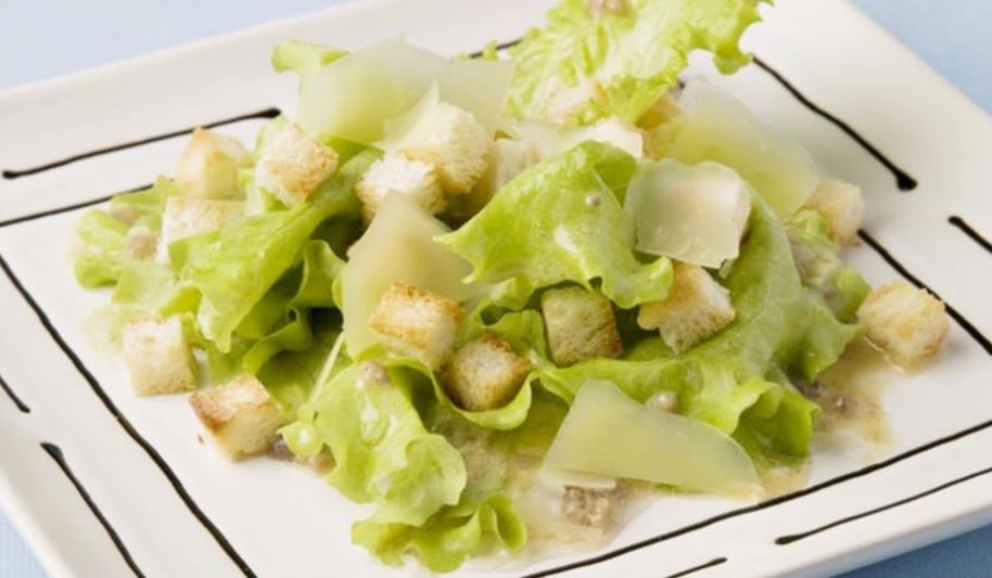 Рецепт салата цезарь с анчоусами