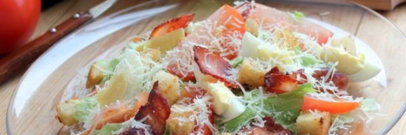 Салат Цезарь с беконом