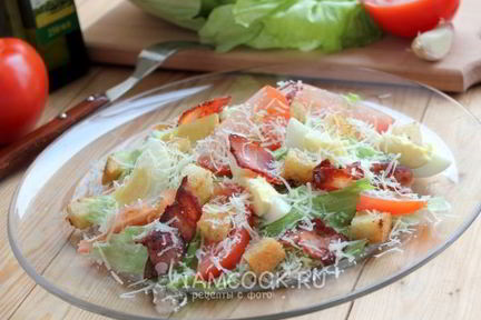 Салат Цезарь с беконом